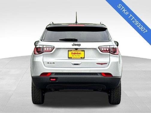 Silver Zynith Metallic Clearcoat 2026 Jeep Compass Trailhawk