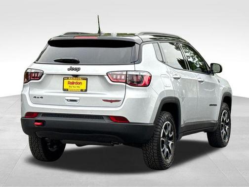Silver Zynith Metallic Clearcoat 2026 Jeep Compass Trailhawk