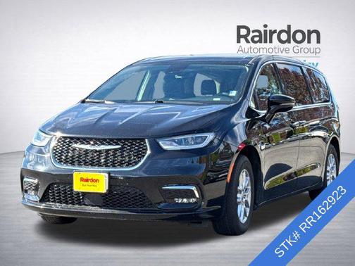 Diamond Black Crystal Pearlcoat 2024 Chrysler Pacifica Touring L