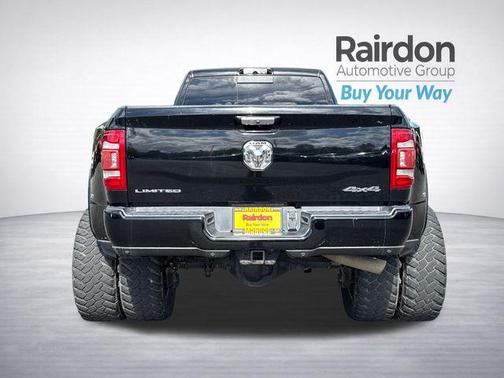 Diamond Black Crystal Pearlcoat 2019 RAM 3500 Limited Crew Cab 4x4 8' Box