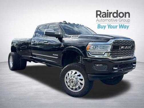 Diamond Black Crystal Pearlcoat 2019 RAM 3500 Limited Crew Cab 4x4 8' Box