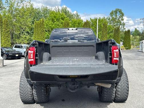 Diamond Black Crystal Pearlcoat 2019 RAM 3500 Limited Crew Cab 4x4 8' Box