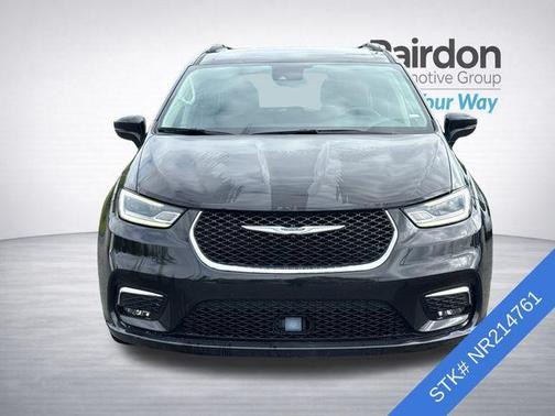 Brilliant Black Crystal Pearlcoat 2022 Chrysler Pacifica Touring L