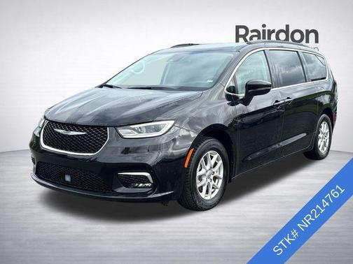 Brilliant Black Crystal Pearlcoat 2022 Chrysler Pacifica Touring L