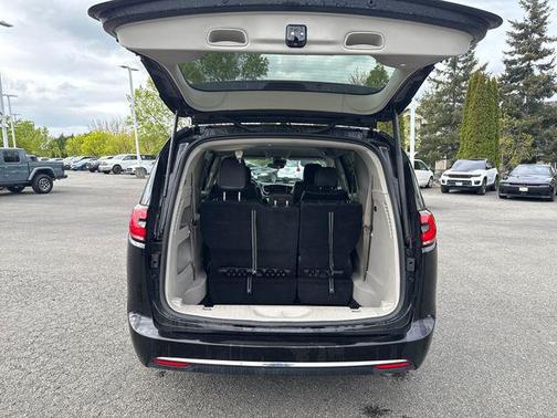 Brilliant Black Crystal Pearlcoat 2022 Chrysler Pacifica Touring L