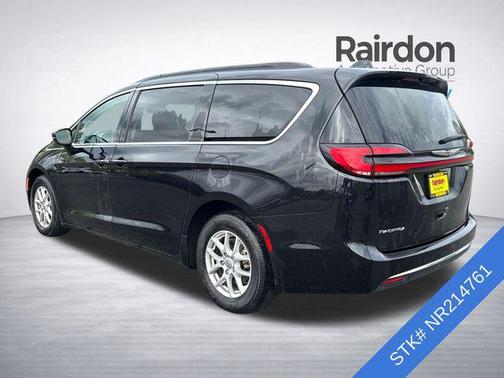 Brilliant Black Crystal Pearlcoat 2022 Chrysler Pacifica Touring L