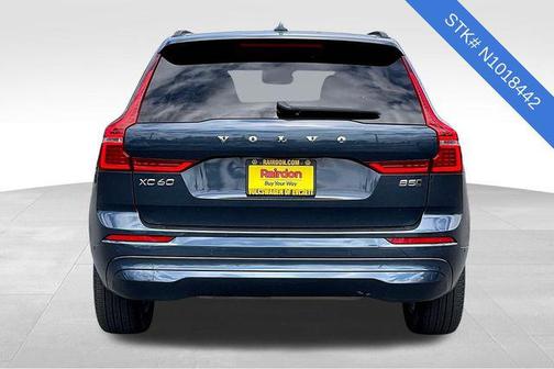 2022 Volvo XC60 B5 Momentum