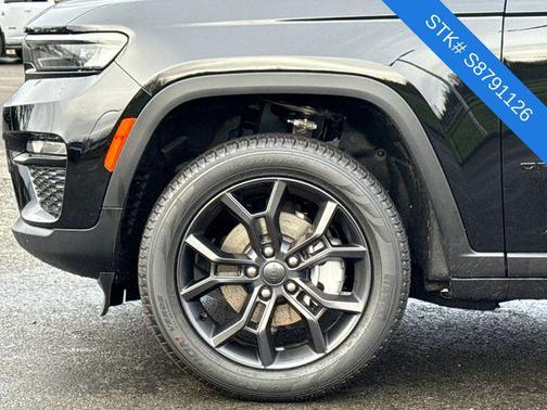 Diamond Black Crystal Pearlcoat 2025 Jeep Grand Cherokee Limited