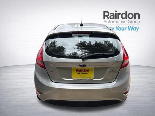 Ingot Silver Metallic 2013 Ford Fiesta SE
