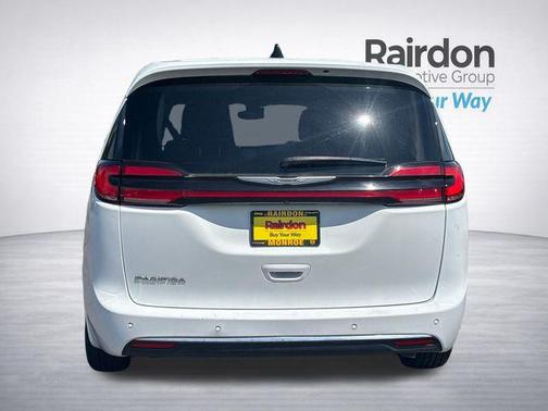 Bright White Clearcoat 2023 Chrysler Pacifica Touring L