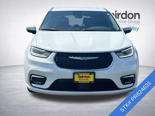 Bright White Clearcoat 2023 Chrysler Pacifica Touring L
