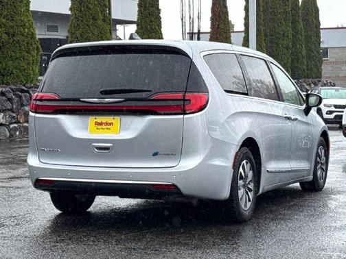 Silver Mist Clearcoat 2023 Chrysler Pacifica Hybrid Limited