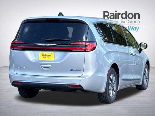 Silver Mist Clearcoat 2023 Chrysler Pacifica Hybrid Limited