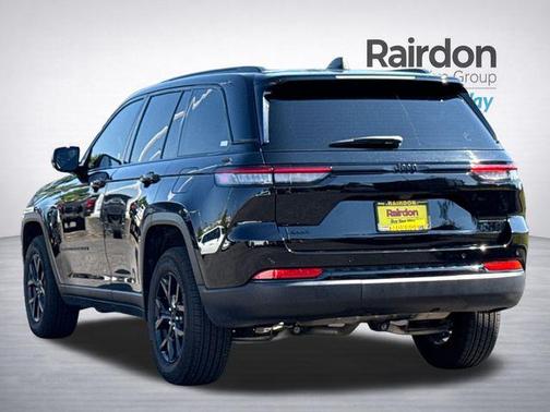 Diamond Black Crystal Pearlcoat 2024 Jeep Grand Cherokee Altitude