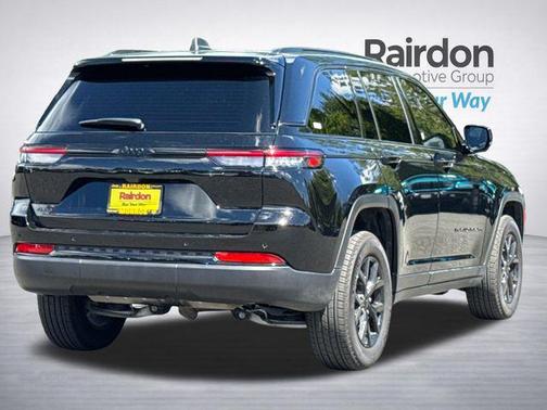 Diamond Black Crystal Pearlcoat 2024 Jeep Grand Cherokee Altitude