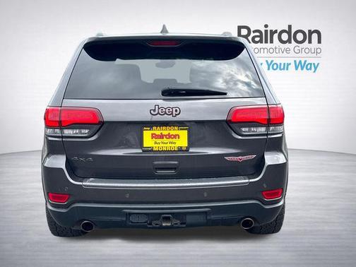Granite Crystal Metallic Clearcoat 2017 Jeep Grand Cherokee Trailhawk