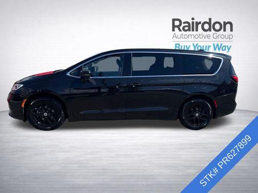 Brilliant Black Crystal Pearlcoat 2023 Chrysler Pacifica Touring L
