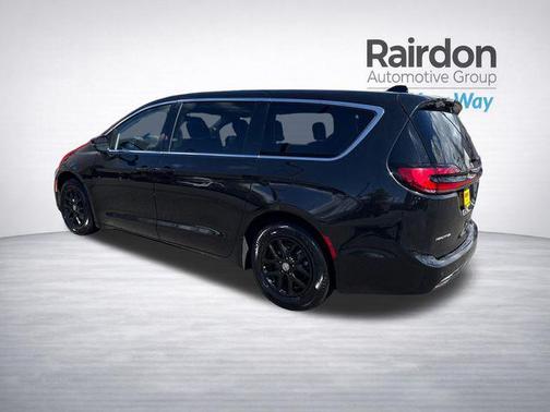 Brilliant Black Crystal Pearlcoat 2023 Chrysler Pacifica Touring L