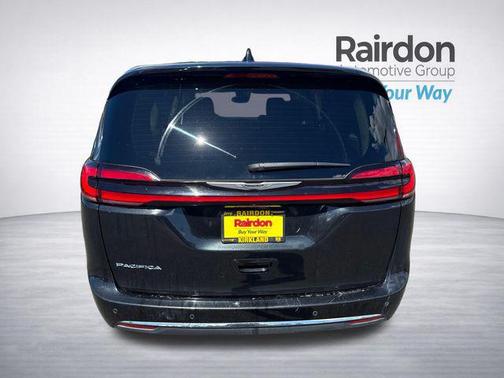 Brilliant Black Crystal Pearlcoat 2023 Chrysler Pacifica Touring L