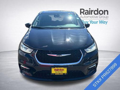 Brilliant Black Crystal Pearlcoat 2023 Chrysler Pacifica Touring L