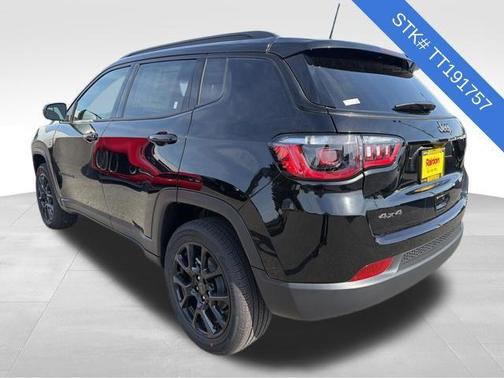 Diamond Black Crystal Pearlcoat 2026 Jeep Compass Sport