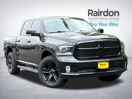 Brilliant Black Crystal Pearl 2018 RAM 1500 Sport