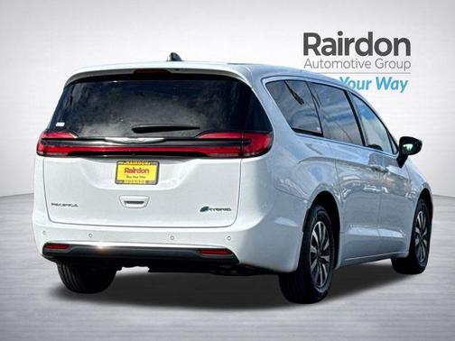 Bright White Clearcoat 2024 Chrysler Pacifica Hybrid Select