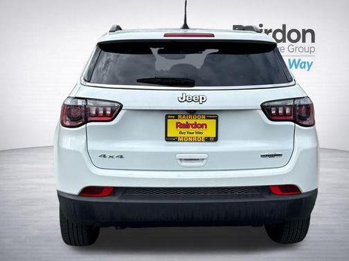 Bright White Clearcoat 2024 Jeep Compass Latitude