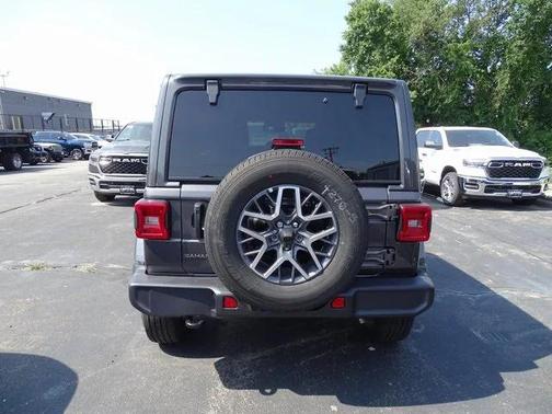 2025 Jeep Wrangler 4-Door Sahara 4x4