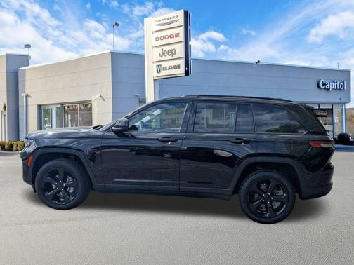 Diamond Black Crystal Pearlcoat 2023 Jeep Grand Cherokee Limited