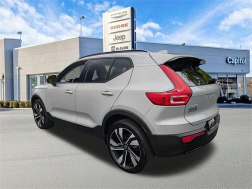 2023 Volvo XC40 B5 Plus Dark Theme