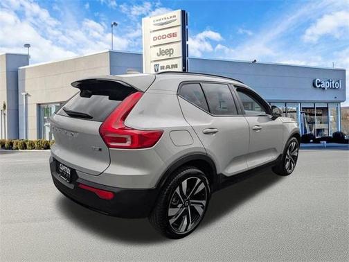 2023 Volvo XC40 B5 Plus Dark Theme
