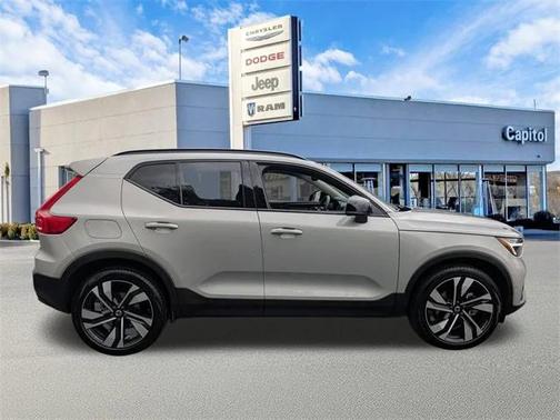 2023 Volvo XC40 B5 Plus Dark Theme