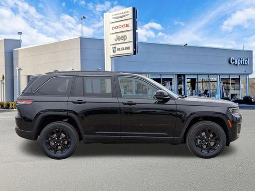 Diamond Black Crystal Pearlcoat 2026 Jeep Grand Cherokee Altitude