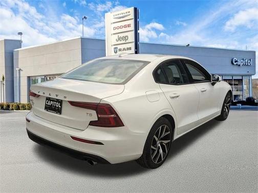 2020 Volvo S60 T5 Momentum