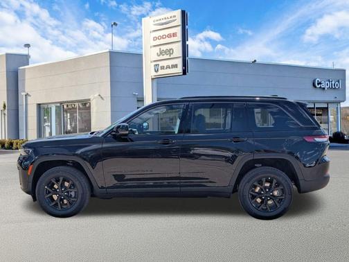 Diamond Black Crystal Pearlcoat 2026 Jeep Grand Cherokee Altitude