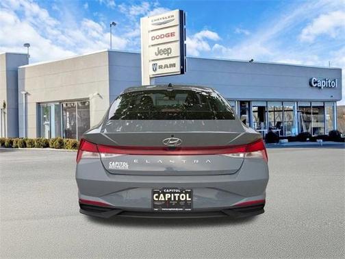 2022 Hyundai ELANTRA SE