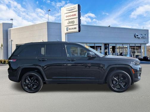 Diamond Black Crystal Pearlcoat 2023 Jeep Grand Cherokee Altitude