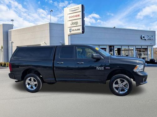 Brilliant Black Crystal Pearlcoat 2018 RAM 1500 Express