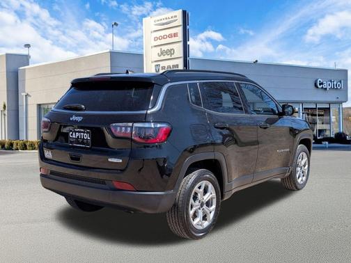 Diamond Black Crystal Pearlcoat 2025 Jeep Compass Latitude