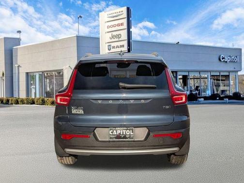 2022 Volvo XC40 T5 Momentum