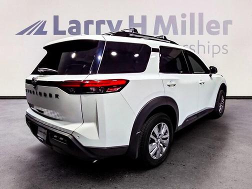 2025 Nissan Pathfinder SV