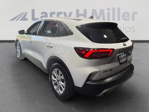 Oxford White 2023 Ford Escape Active