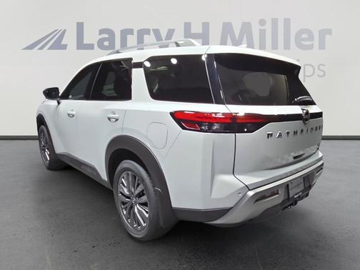 2025 Nissan Pathfinder SL