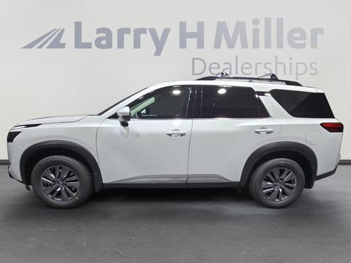 2025 Nissan Pathfinder SV