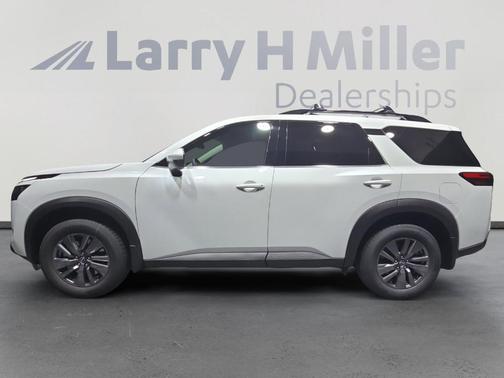 2025 Nissan Pathfinder SV