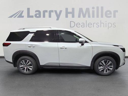 2025 Nissan Pathfinder SL