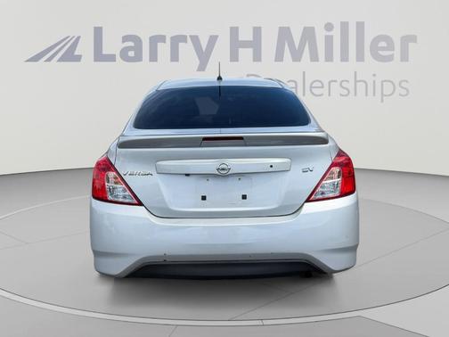 Brilliant Silver 2018 Nissan Versa 1.6 SV