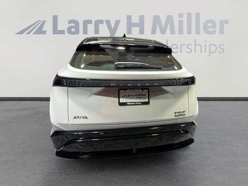 2 Tone White / Black Roof 2023 Nissan ARIYA EVOLVE+