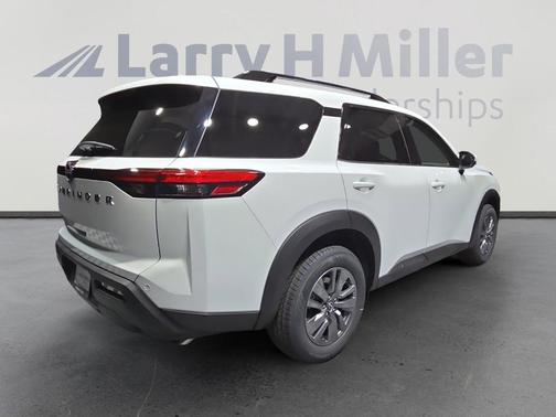 2025 Nissan Pathfinder SV